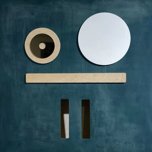 Collage de madera y metal sobre madera. Color verde.